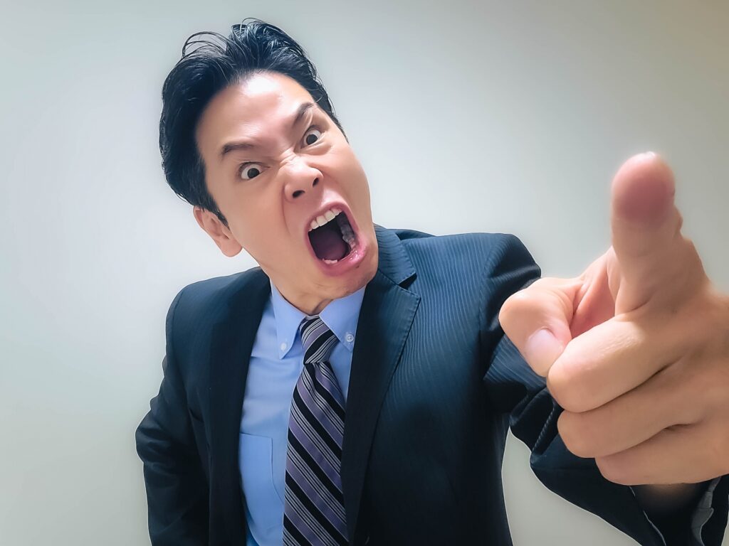 問い詰める人