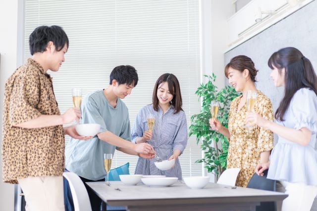 皆で食事をする様子