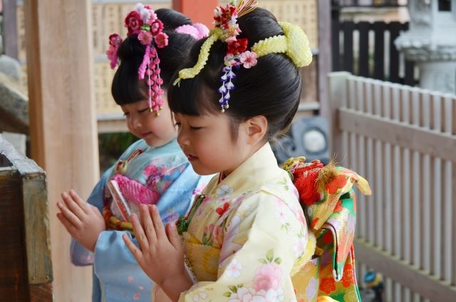参拝する子供たち