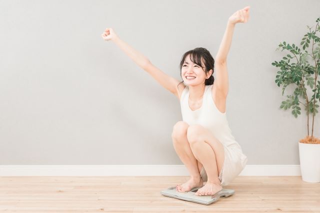 体重計に乗る女性