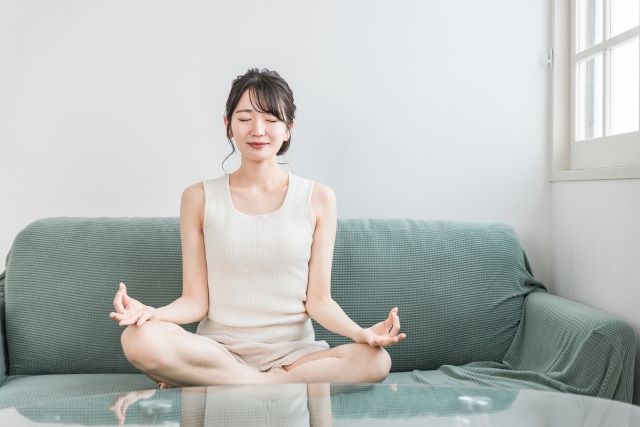 初心者の女性が静かに瞑想している様子