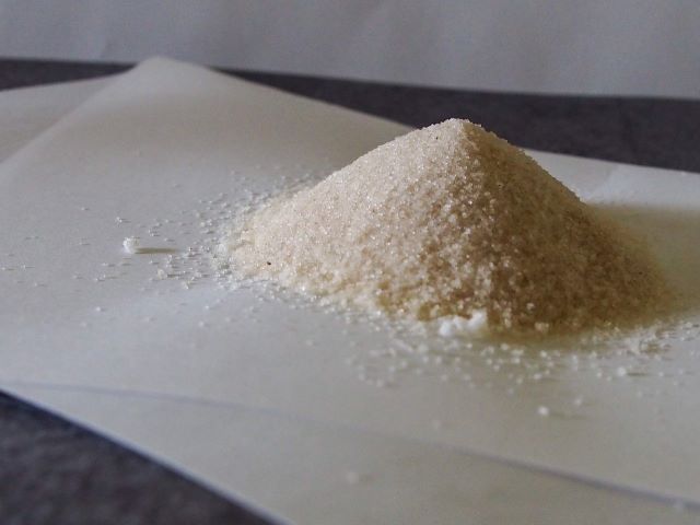 焼き塩とは、浄化や風水に使われる塩のこと。白い紙の上に盛られた焼き塩が、スピリチュアルな浄化の象徴として写っている"
