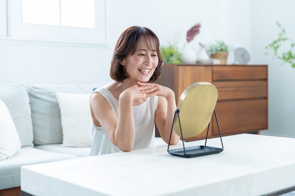 鏡の前で自分に前向きな言葉をかける女性