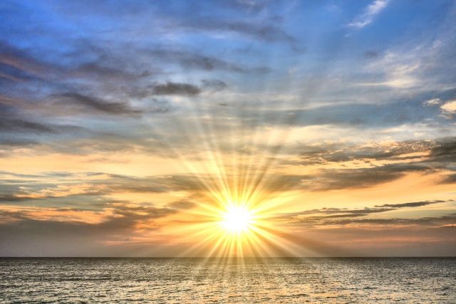 新しい一年の始まりと運気の上昇を象徴する朝日のイメージ
