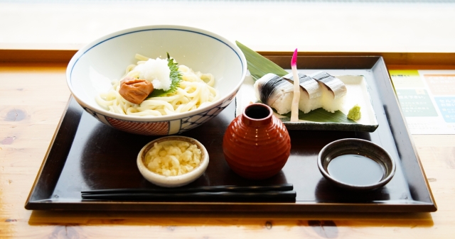 2026年の夏の土用に食べたい梅干しとうどんの食卓